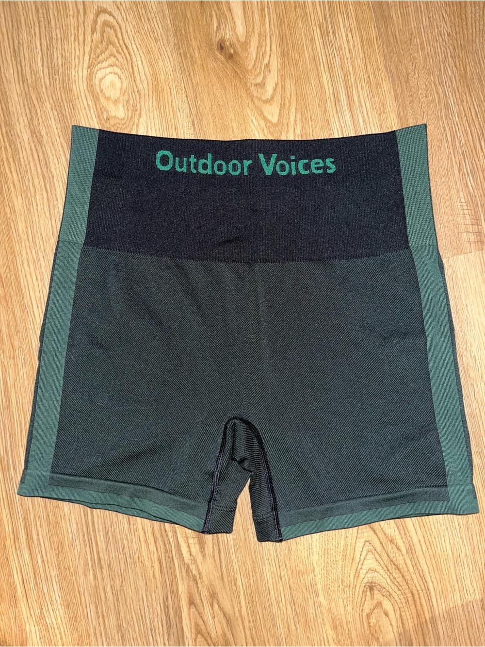 Outdoor Voices Seamless Smooth 4.5” inseam Black & Evergreen Athletic Bike Short